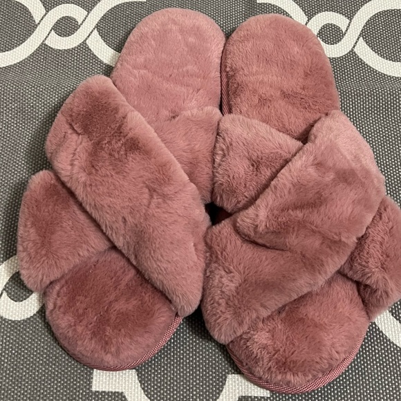 Shoes - Women's comfy and soft slippers